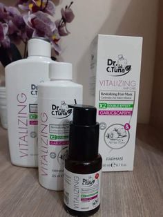 A Farmasi Dr. C. Tuna fokhagymás sampon egy népszerű hajápoló termék, amelyet kifejezetten a hajhullás csökkentésére és a haj megerősítésére fejlesztettek ki. A sampon formulája gazdag fokhagyma kivonatban, Capixylben és Trichogenben, amelyek serkentik a hajnövekedést és hozzájárulnak a haj egészségéhez. A termék emellett biotint, növényi olajokat és vitaminokat is tartalmaz, amelyek táplálják és hidratálják a hajat.